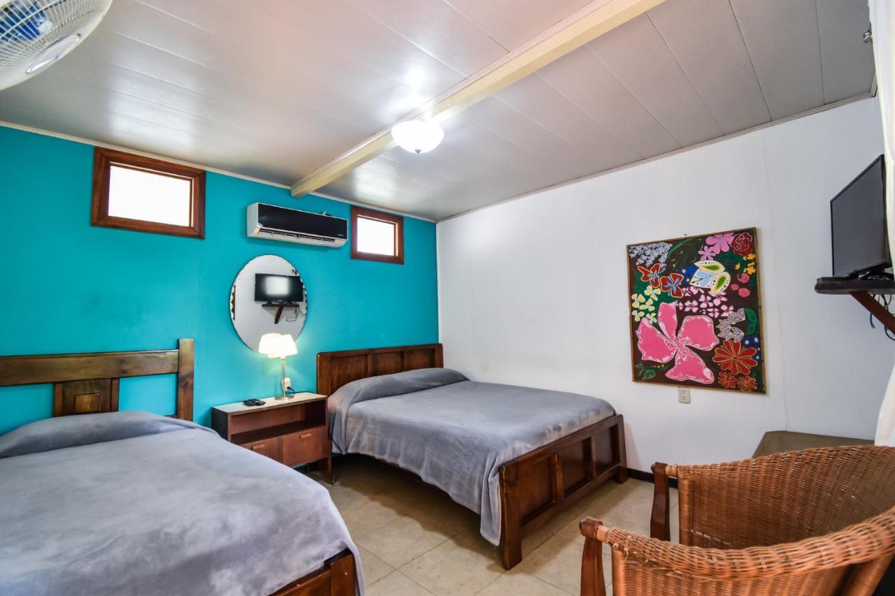Cabinas Jacaranda Puerto Viejo de Talamanca Exterior photo