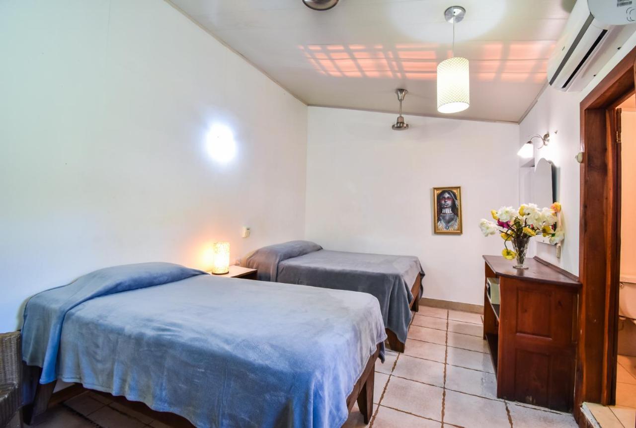 Cabinas Jacaranda Puerto Viejo de Talamanca Exterior photo
