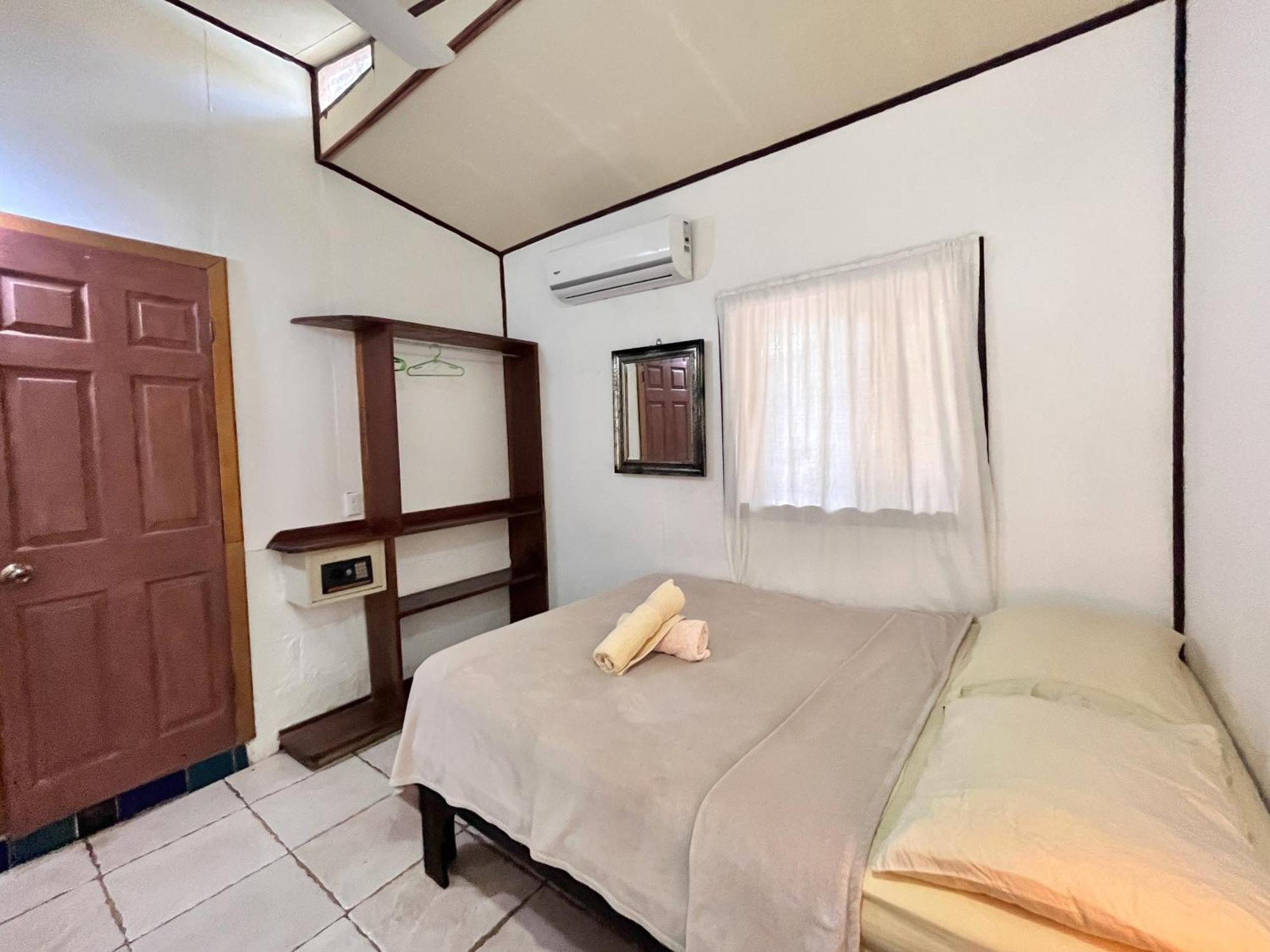 Cabinas Jacaranda Puerto Viejo de Talamanca Exterior photo