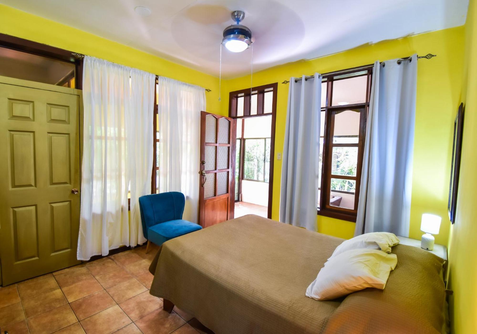 Cabinas Jacaranda Puerto Viejo de Talamanca Exterior photo