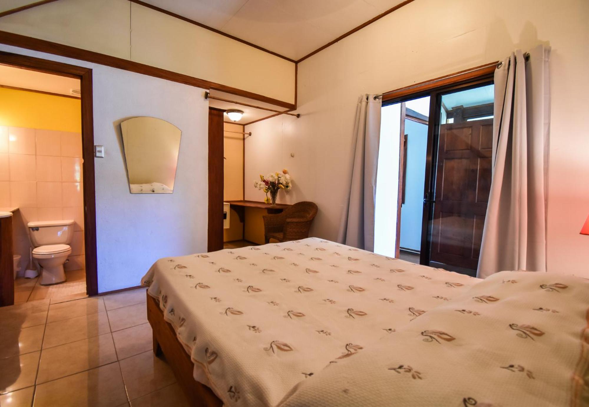 Cabinas Jacaranda Puerto Viejo de Talamanca Exterior photo
