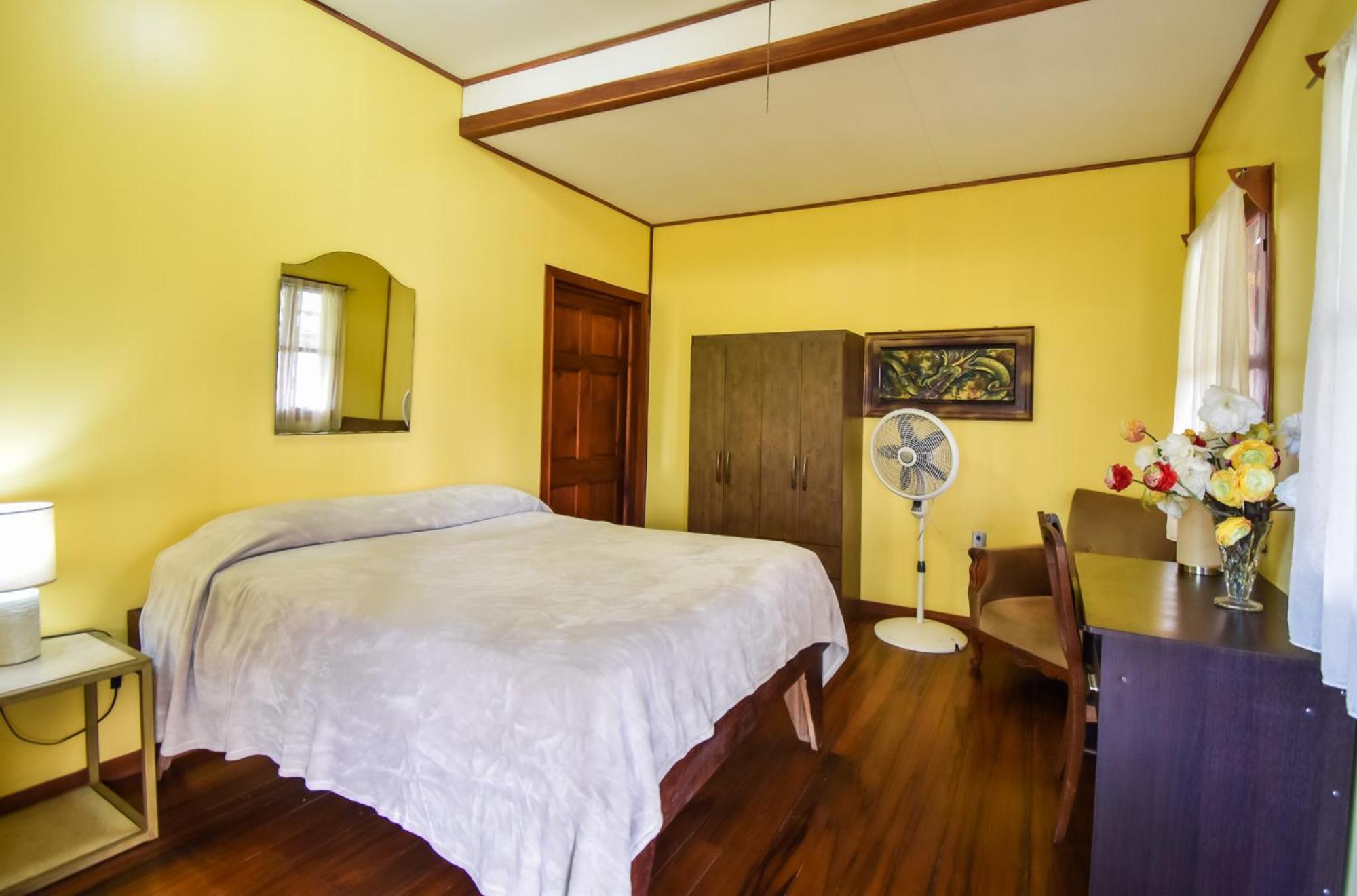 Cabinas Jacaranda Puerto Viejo de Talamanca Exterior photo