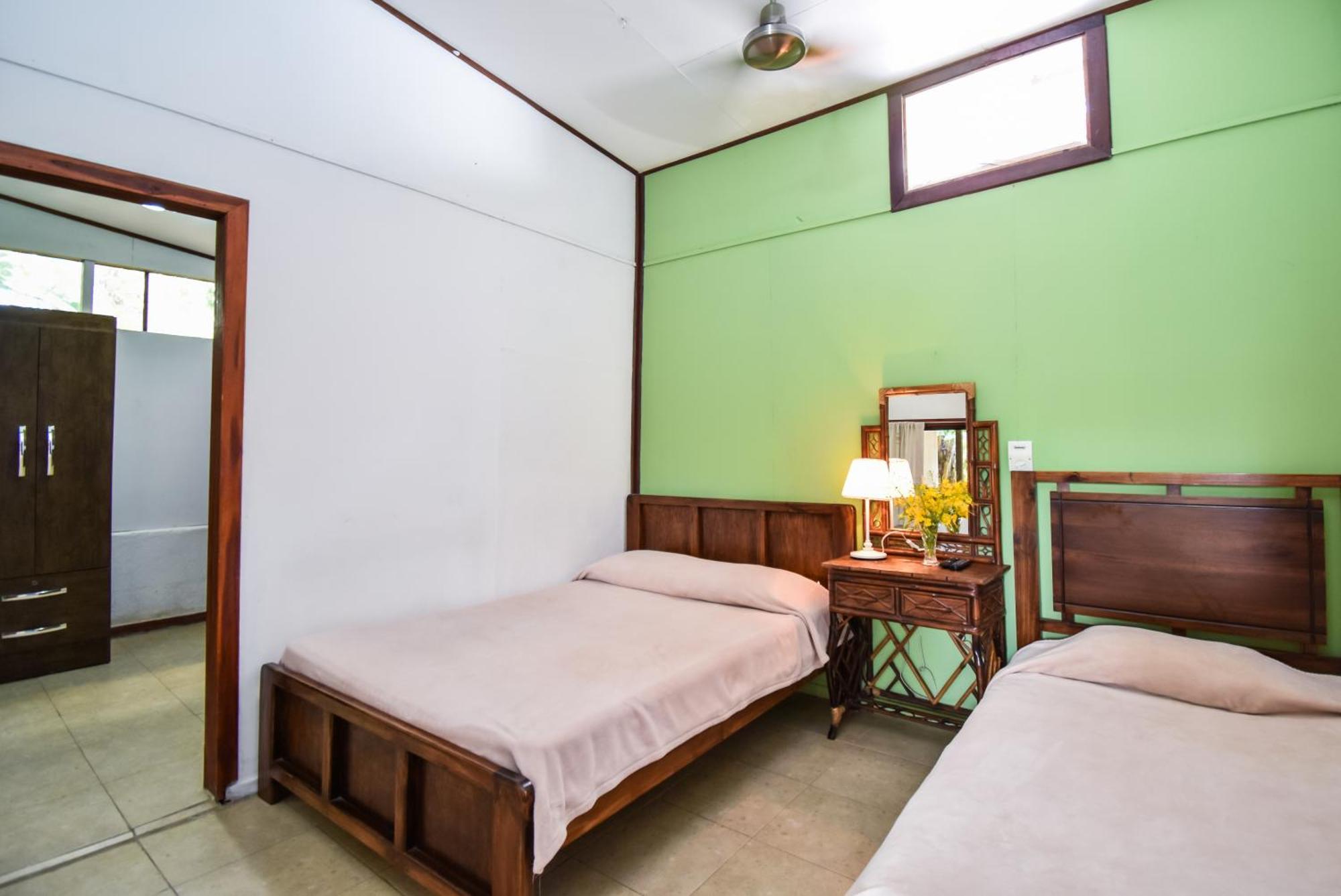 Cabinas Jacaranda Puerto Viejo de Talamanca Exterior photo
